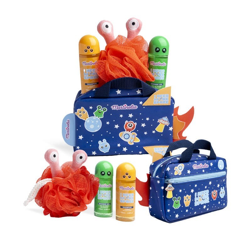 Set de baño infantil en neceser: gel de ducha-champú y esponja de alien more space martinelia-MA-85407-Martinelia